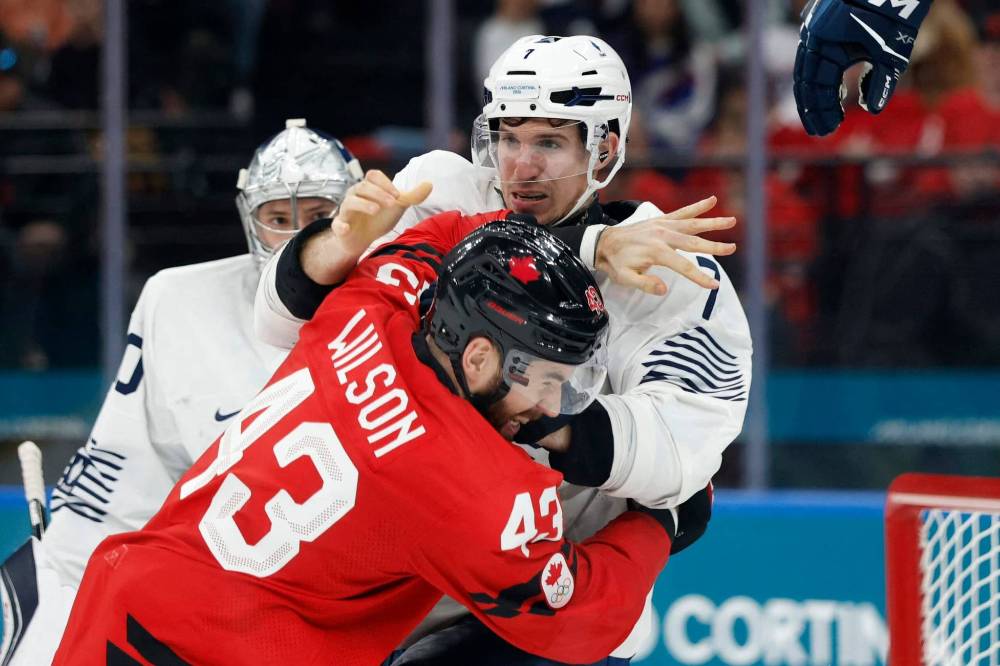 Хоккеиста из Франции Кринона отстранили до конца Олимпиады за драку с канадцем
