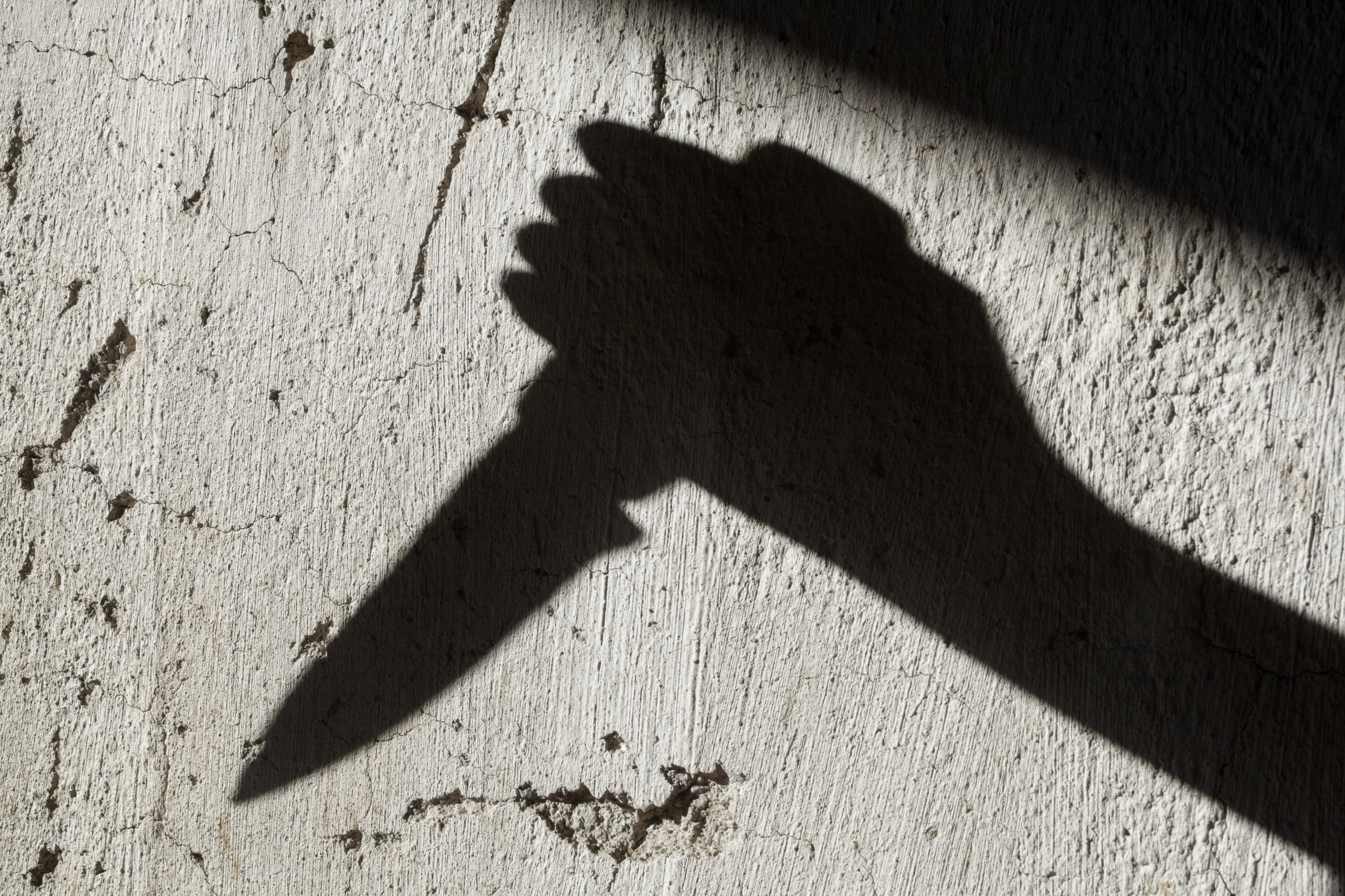 18-летняя жена ударила супруга ножом в пах во время ссоры и сбежала