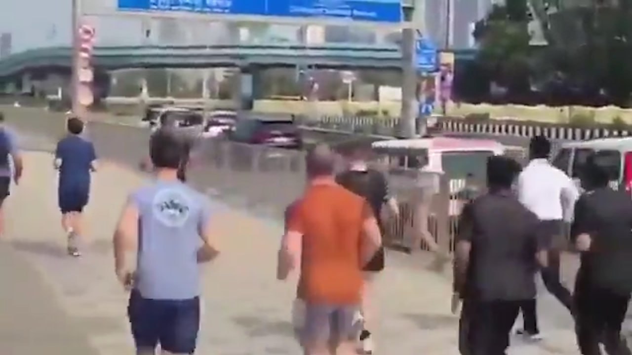 Макрон пробежался по улицам Мумбаи и попал на видео