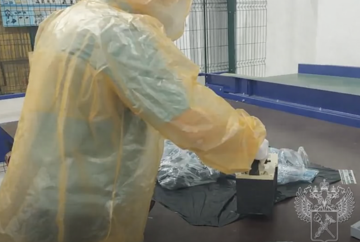 Посылки фонили в 15 раз выше нормы: В Россию не пустили 30 кг радиоактивных бусин