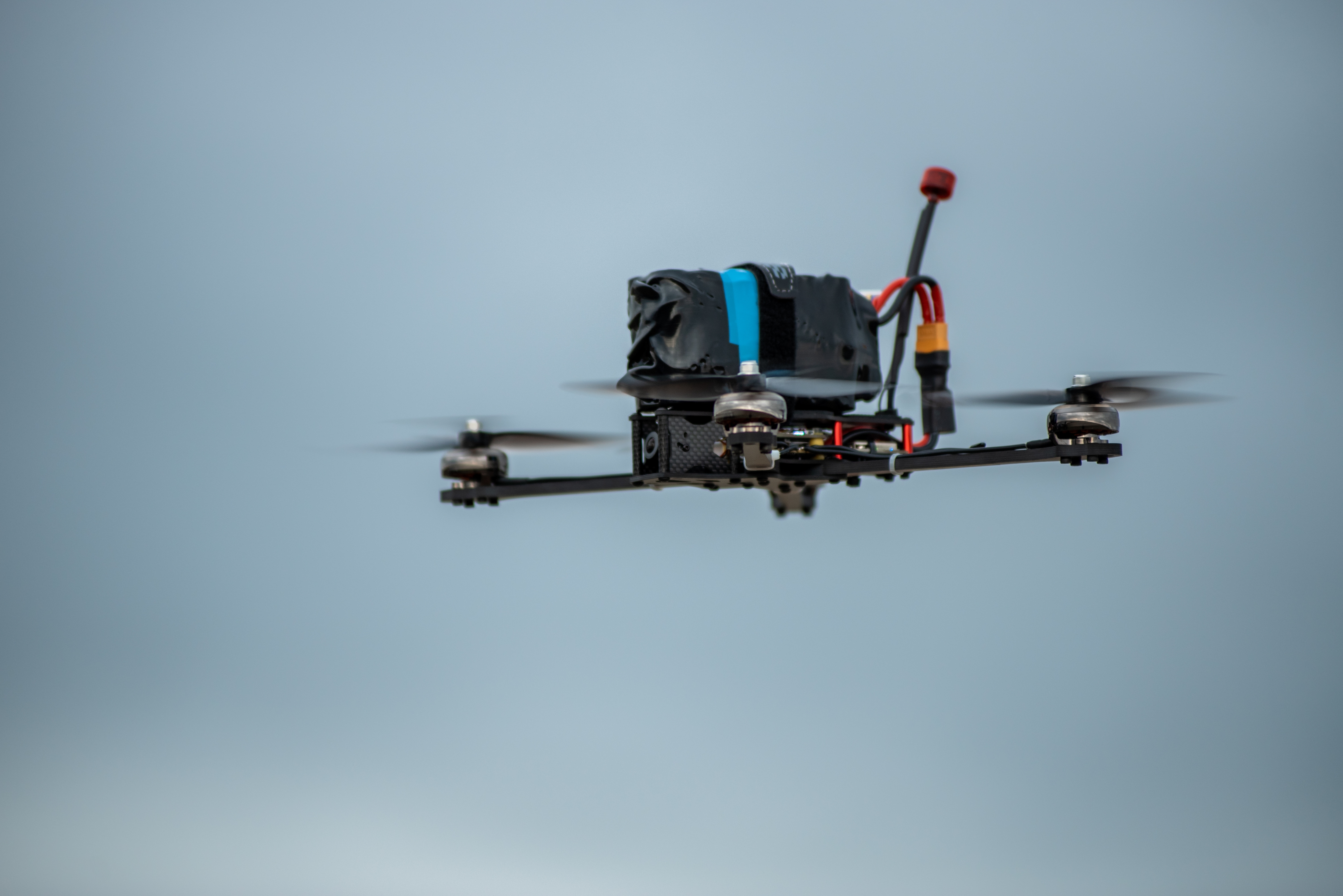 Мужчина получил тяжёлые раны при ударе дрона ВСУ по автомобилю в Белгородской области