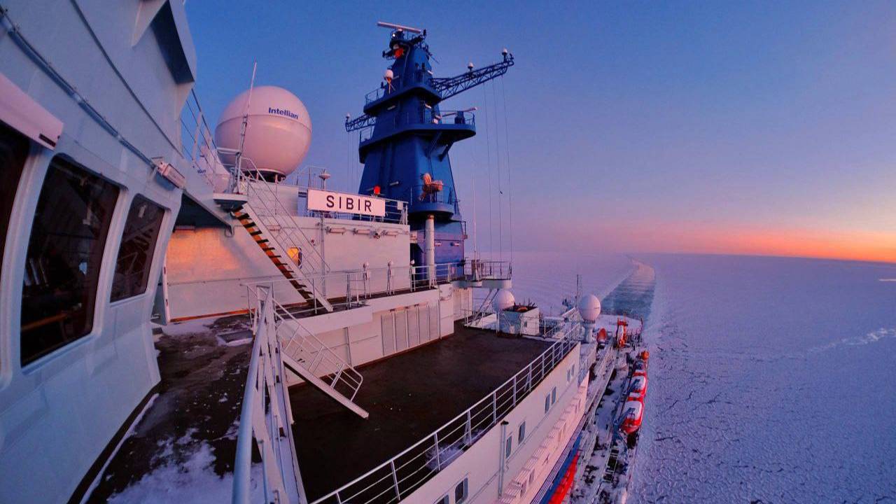 Атомный ледокол &laquo;Сибирь&raquo; впервые за долгие годы выдвинулся в Финский залив 