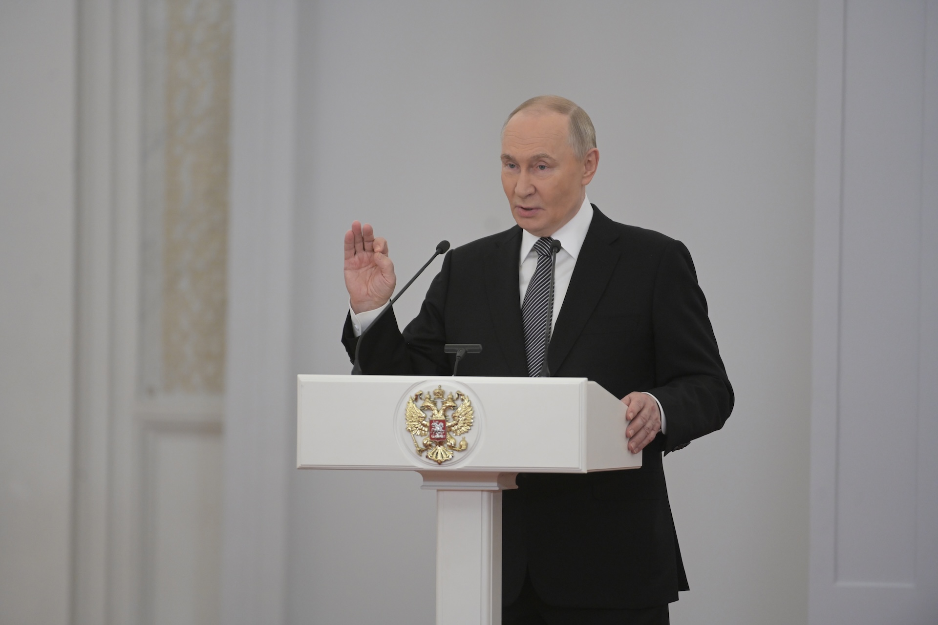 Путин: Россия продолжит улучшать систему оплаты труда в медицинской сфере