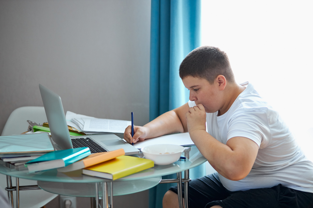 Учёные выяснили, что толстые дети хуже соображают в математике