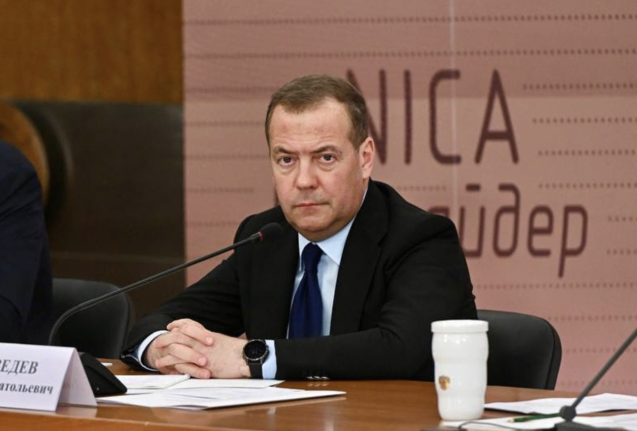 Медведев объяснил отъезд некоторых из России в начале СВО &laquo;расшалившимися нервишками&raquo;