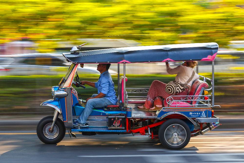Туристы устроили секс втроём в тук-туке прямо на оживлённой улице Пхукета