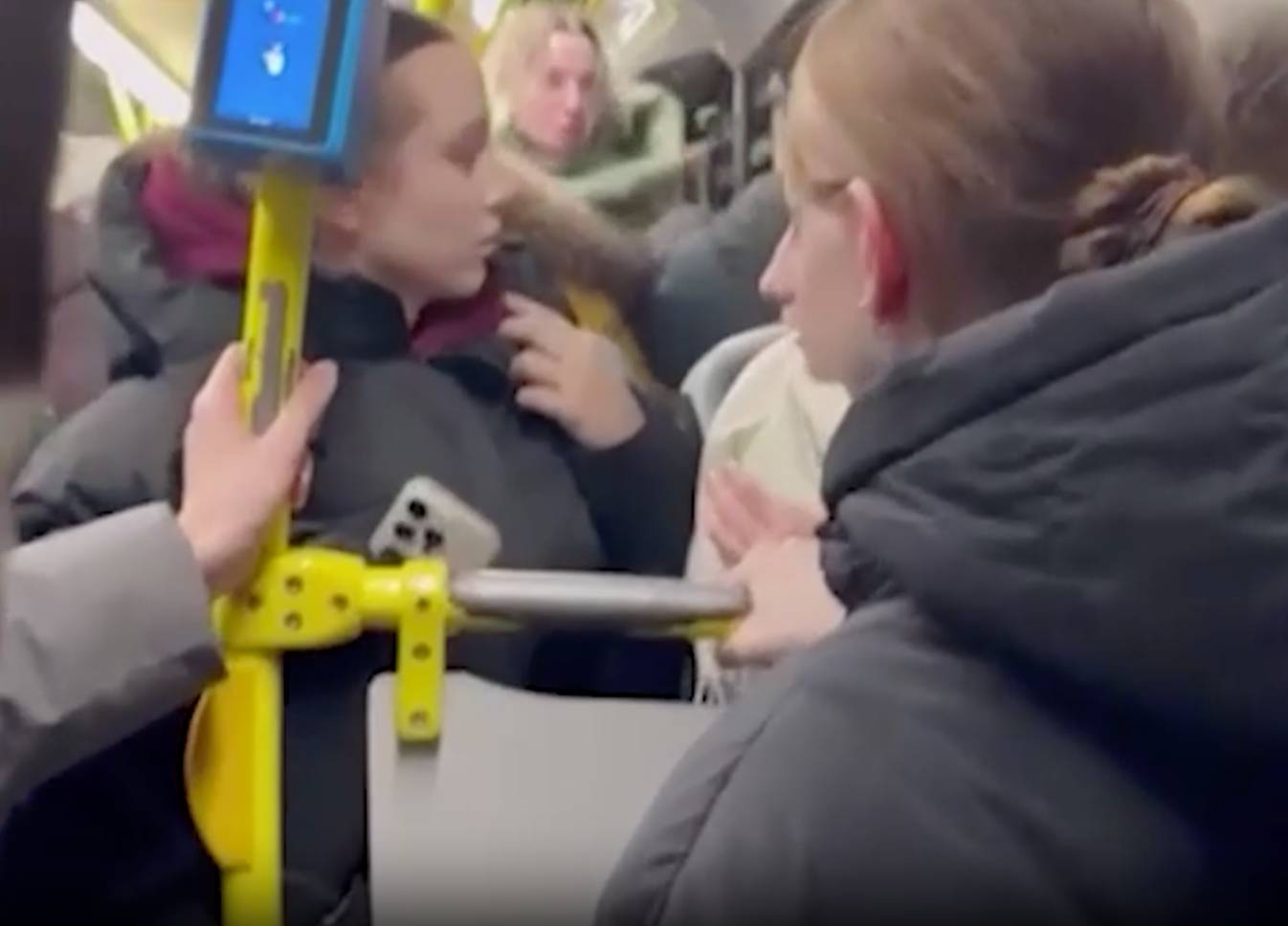 Беременная россиянка подралась с пенсионером за место в автобусе