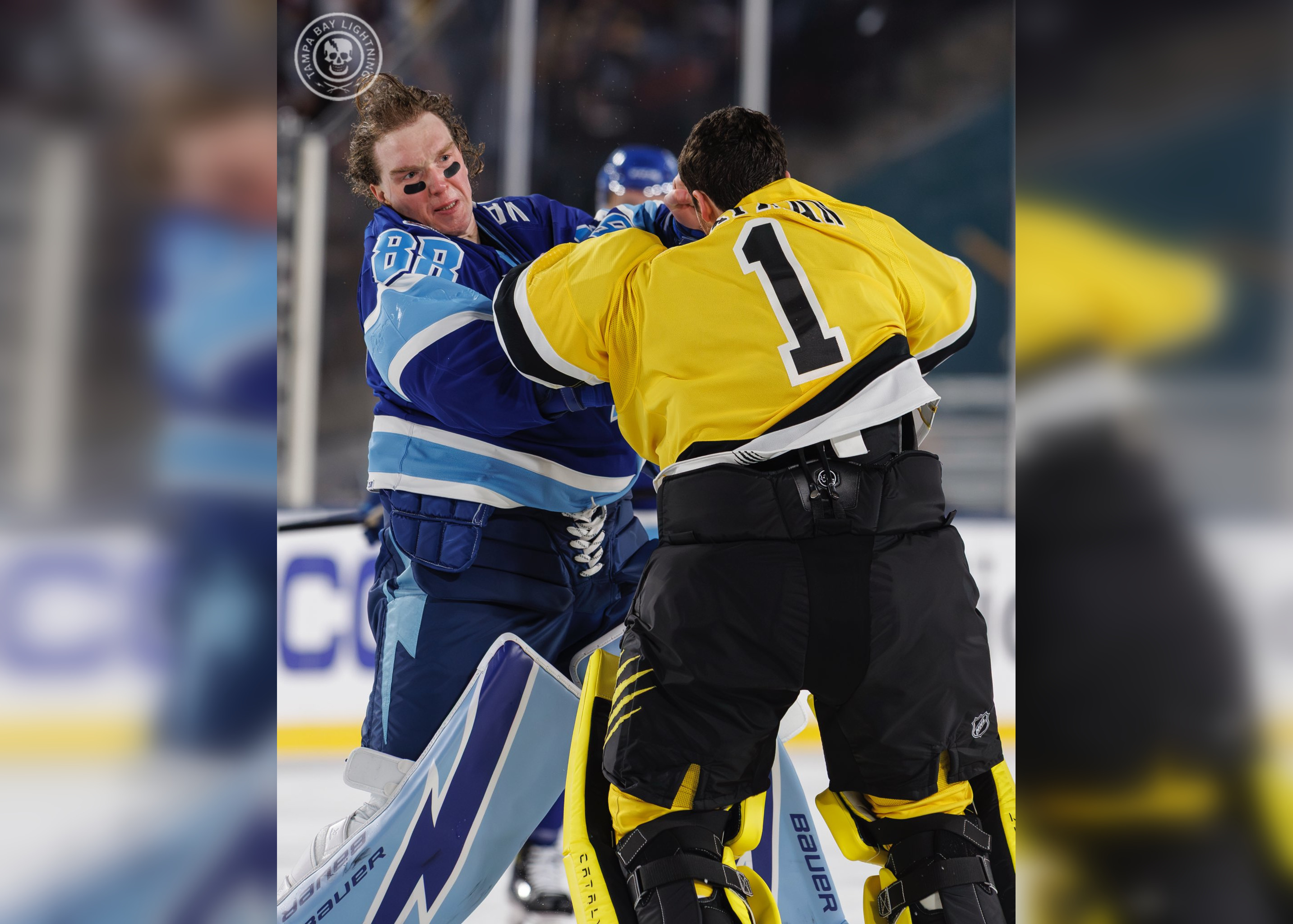 Василевский подрался с вратарём &laquo;Бостона&raquo; в матче НХЛ на открытом воздухе