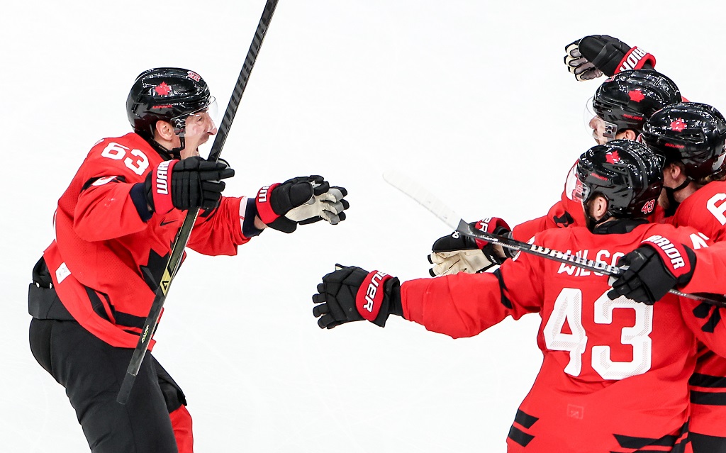 Канада отыгралась с 0:2 в матче с Финляндией и вышла в финал Олимпиады