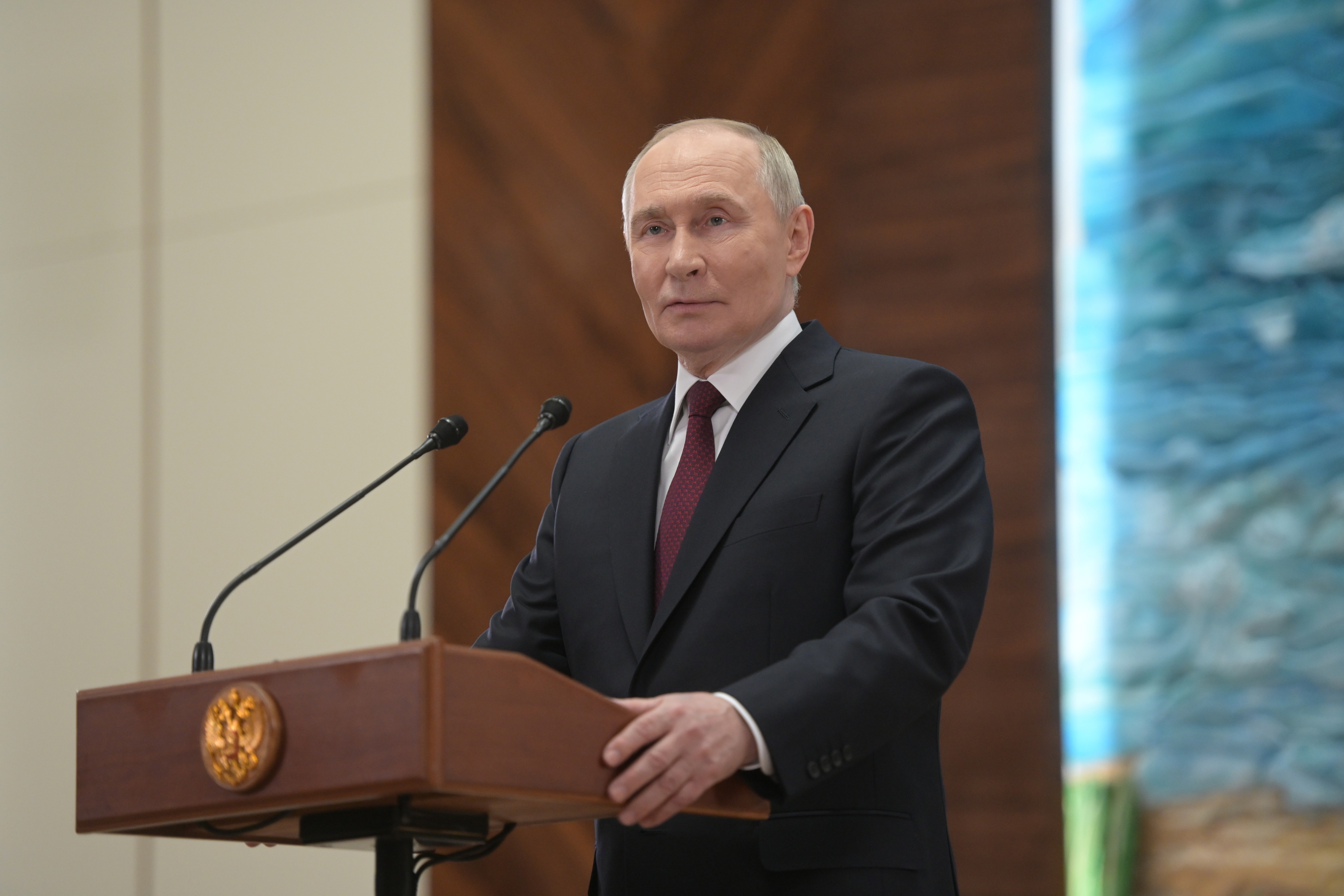 Путин подписал закон о приостановке услуг связи по требованию ФСБ