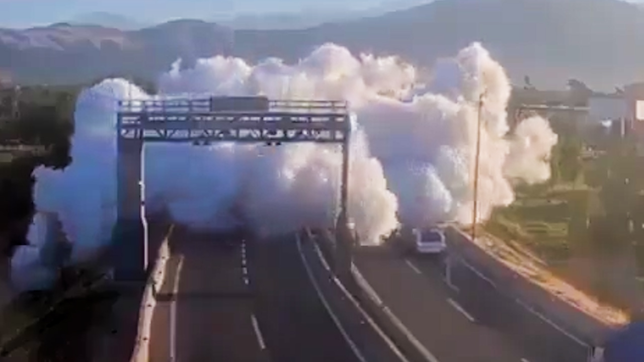 Пять человек погибли при взрыве фуры с топливом на трассе в Чили