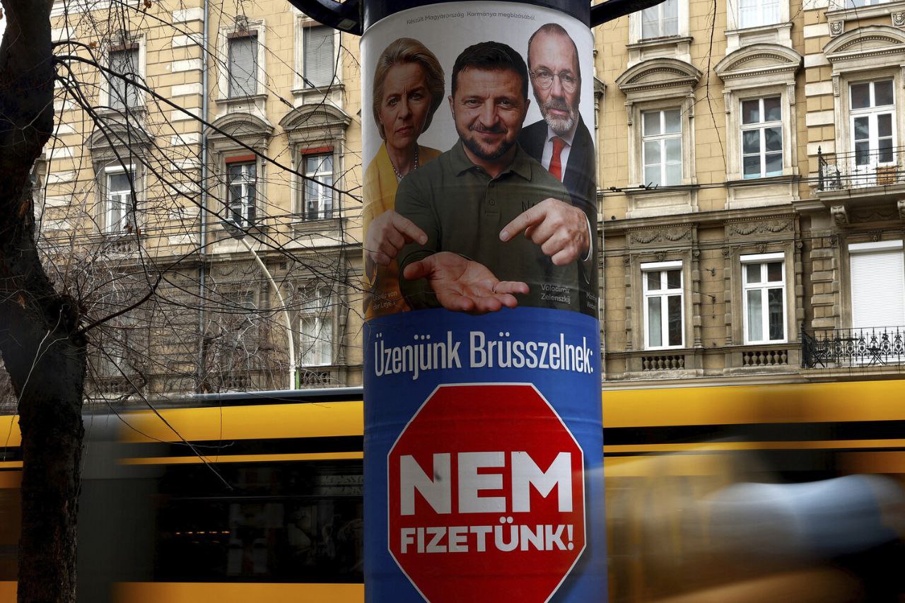 &laquo;Подайте, кто может&raquo;: Клоны Зеленского, просящие милостыни, захватили билборды в Будапеште 
