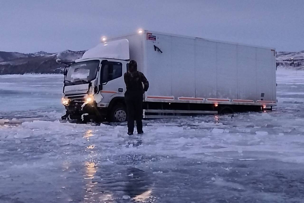 Грузовик провалился под лёд на озере Байкал