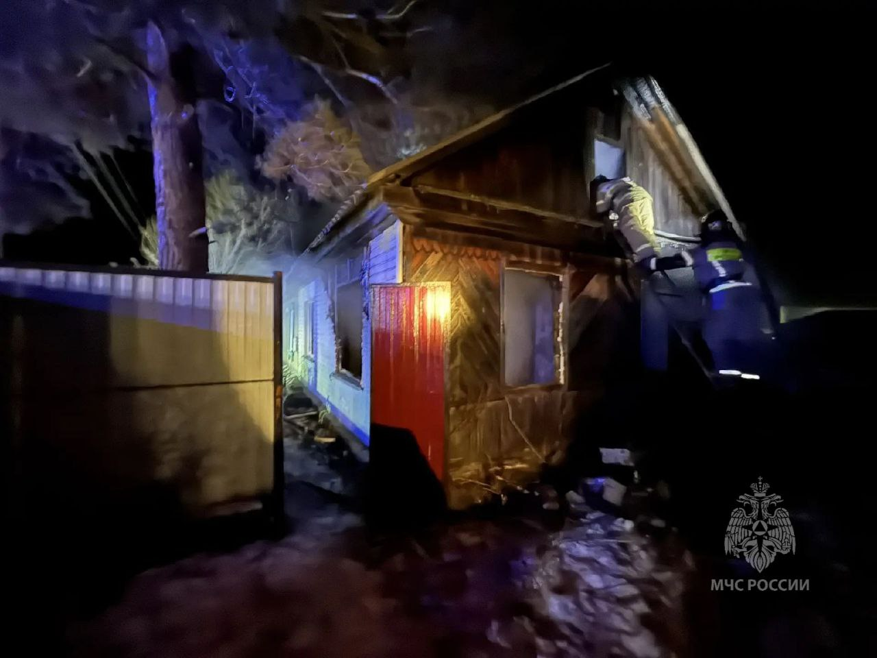 Женщина устала от пьянства мужа с друзьями и подожгла дом, поглибли три человека