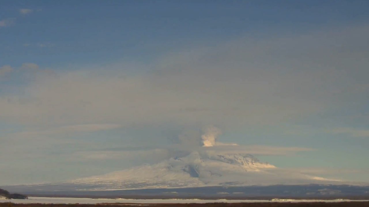 Вулкан Шивелуч на Камчатке выбросил шестикилометровый столб пепла