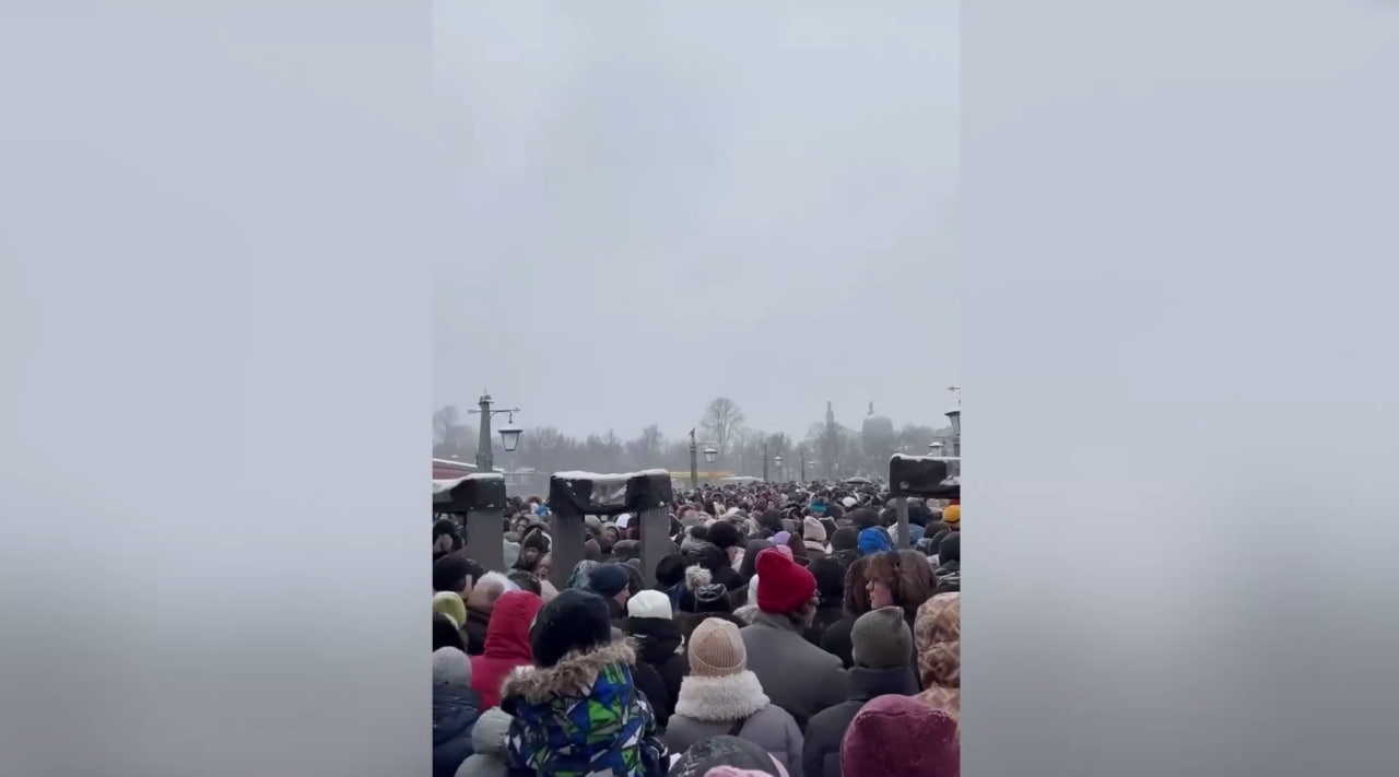 Петербуржцы простояли несколько часов в очередях ради розовых блинов на Масленицу