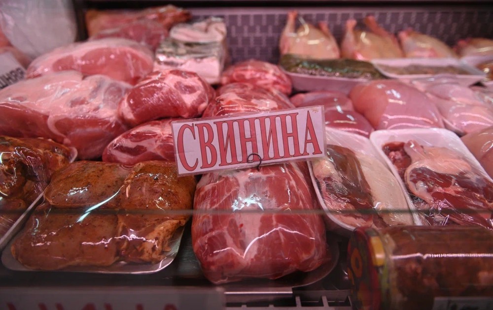 С начала года в России подешевели яблоки, помидоры и свинина