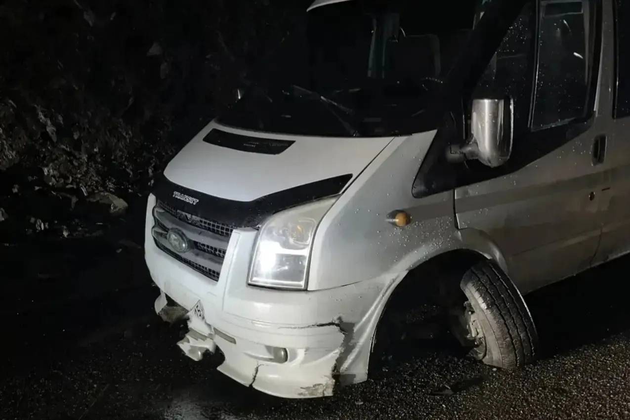 В Северной Осетии микроавтобус с пятью пассажирами попал под камнепад