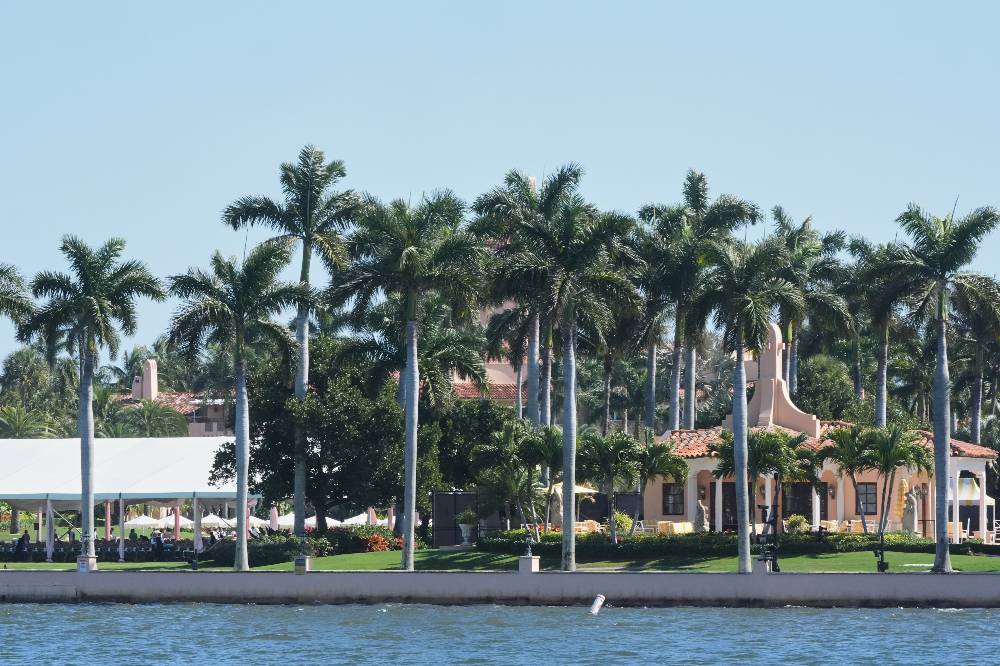 Направил дробовик на силовиков: Появились подробности вооружённого нападения на поместье Трампа