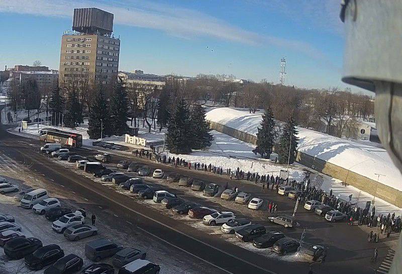 Сотни эстонцев мёрзнут в очередях на границе, чтобы попасть в Россию