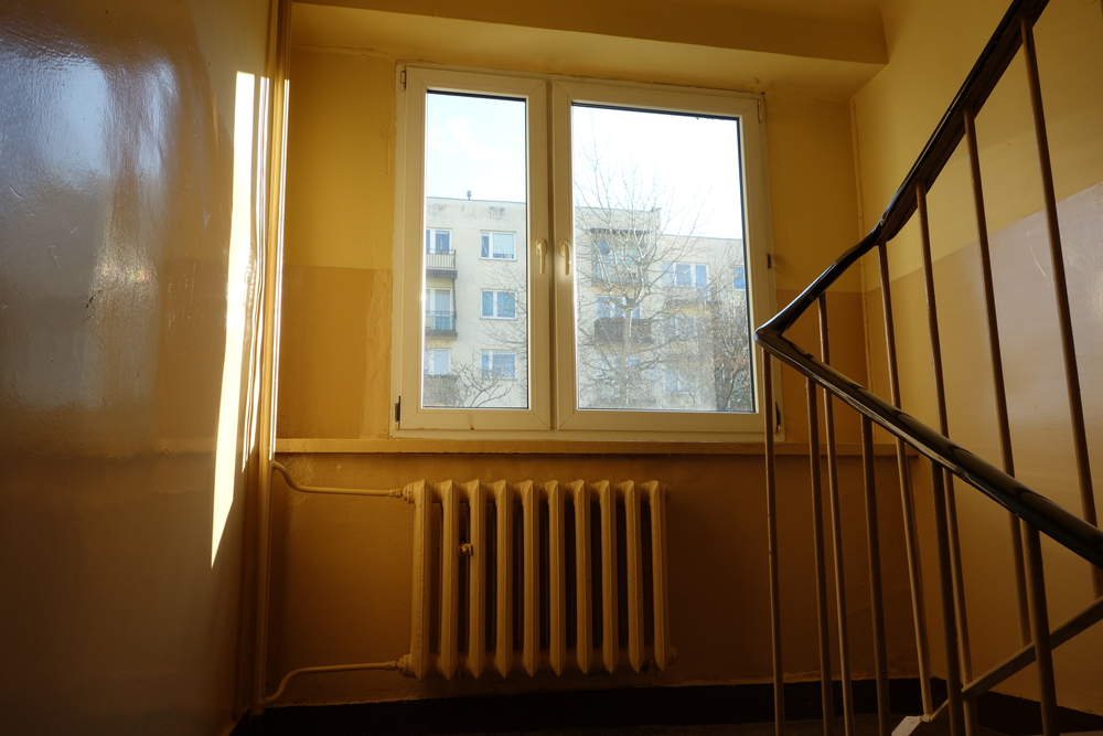 Россиян предупредили о штрафах за оставленные в подъезде вещи