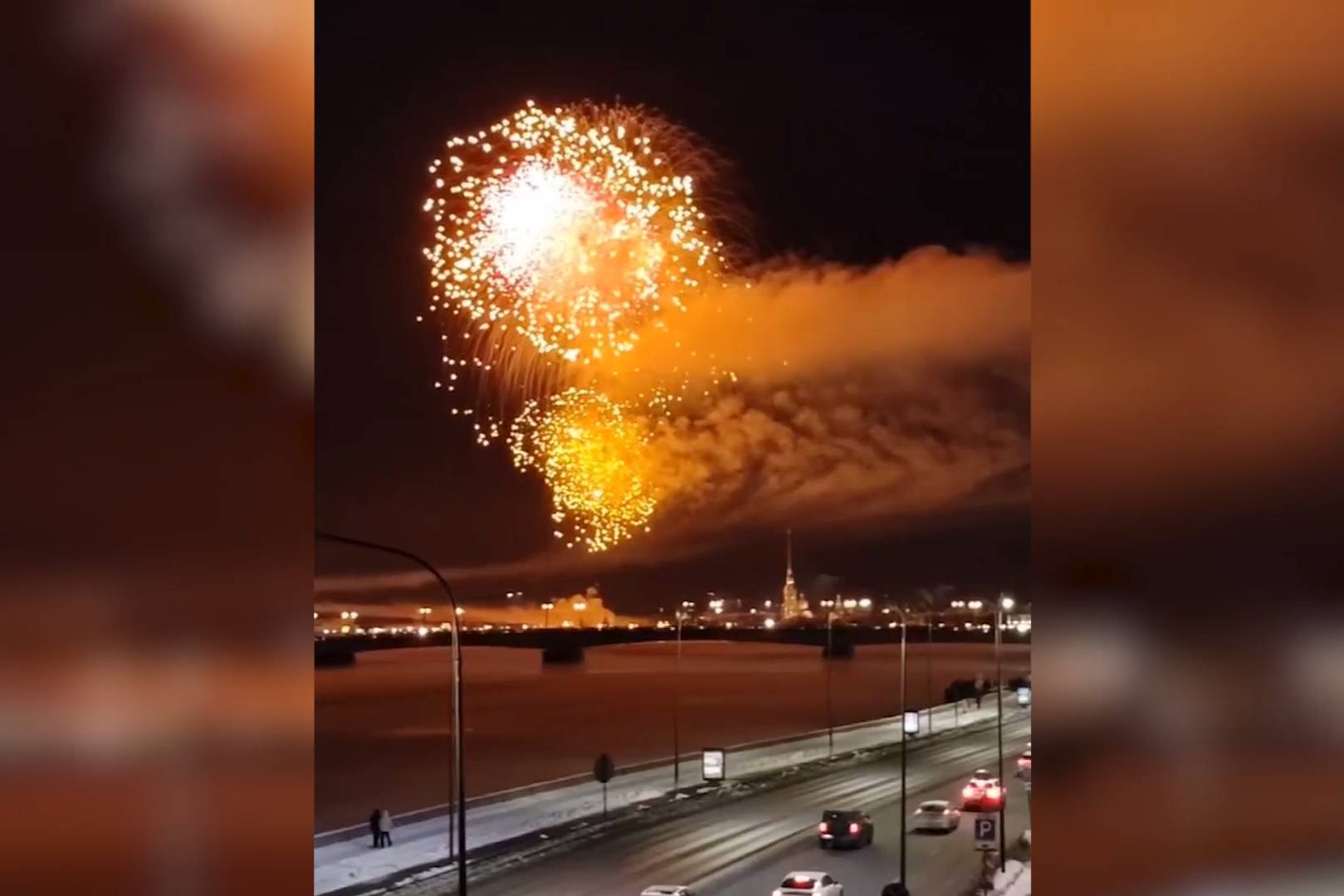 Небо над Петербургом озарили фейерверки в честь Дня защитника Отечества