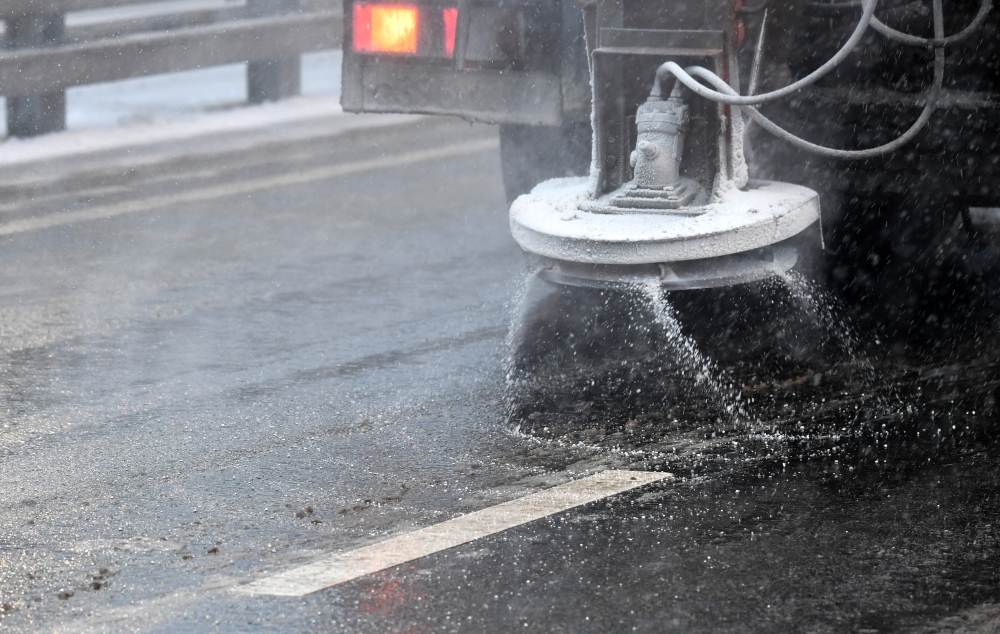 Учёный рассказал, как соляные коктейли на дорогах могут убить машину