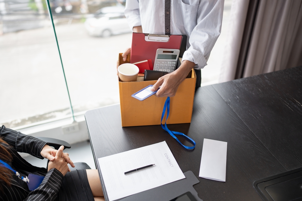 Выплаты, сроки и гарантии: Эксперт объяснила правила сокращения на работе