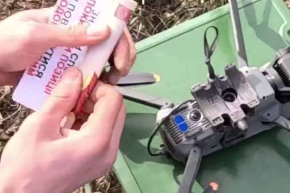 Бойцы &laquo;Востока&raquo; сбросили на позиции ВСУ поздравления с 23 февраля и еду