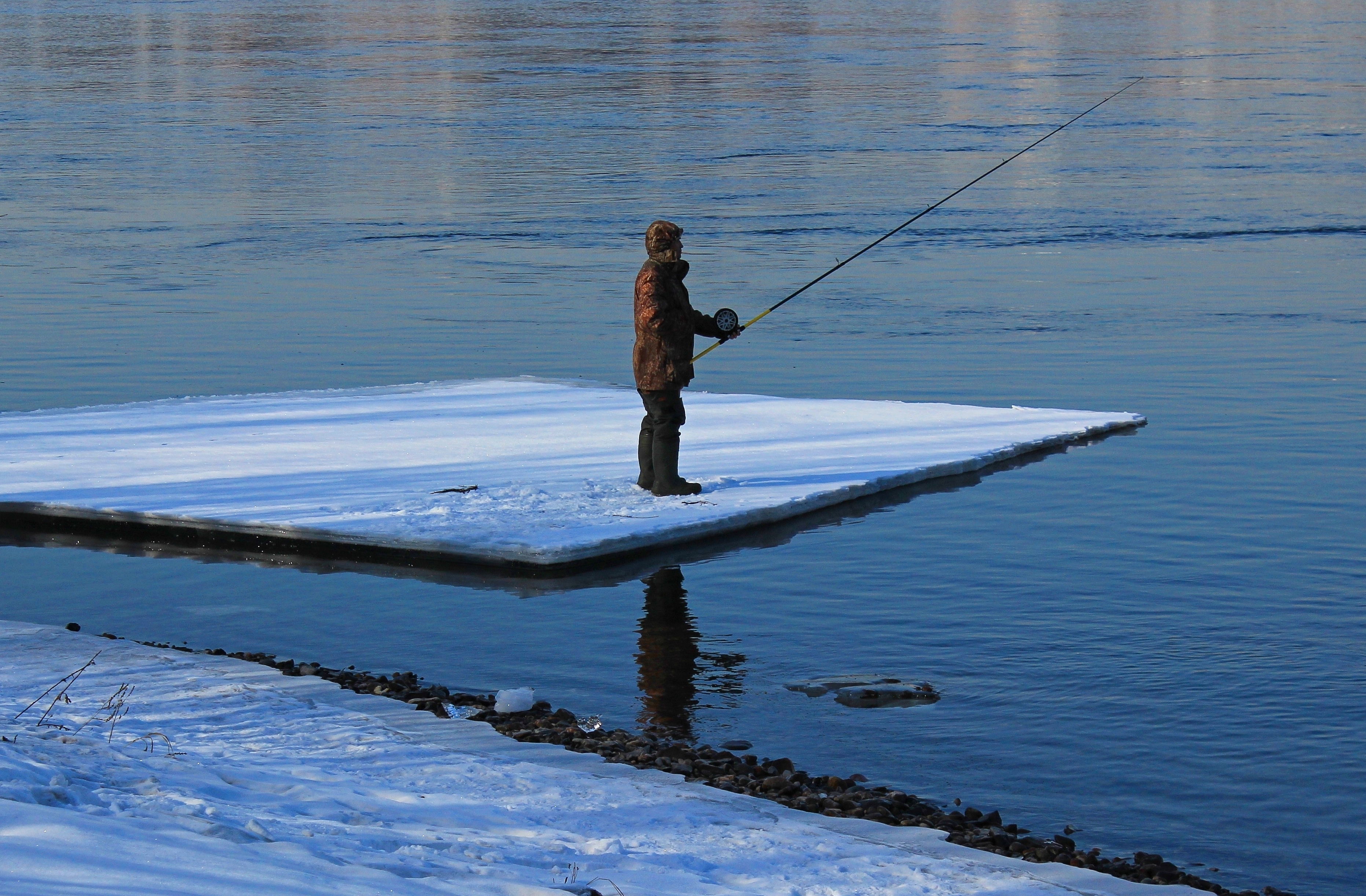 Льдину с рыбаками оторвало от берега на полкилометра в Финском заливе