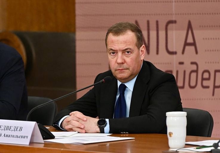 Медведев заявил, что Россия может ударить по поставщикам ядерного оружия Украине