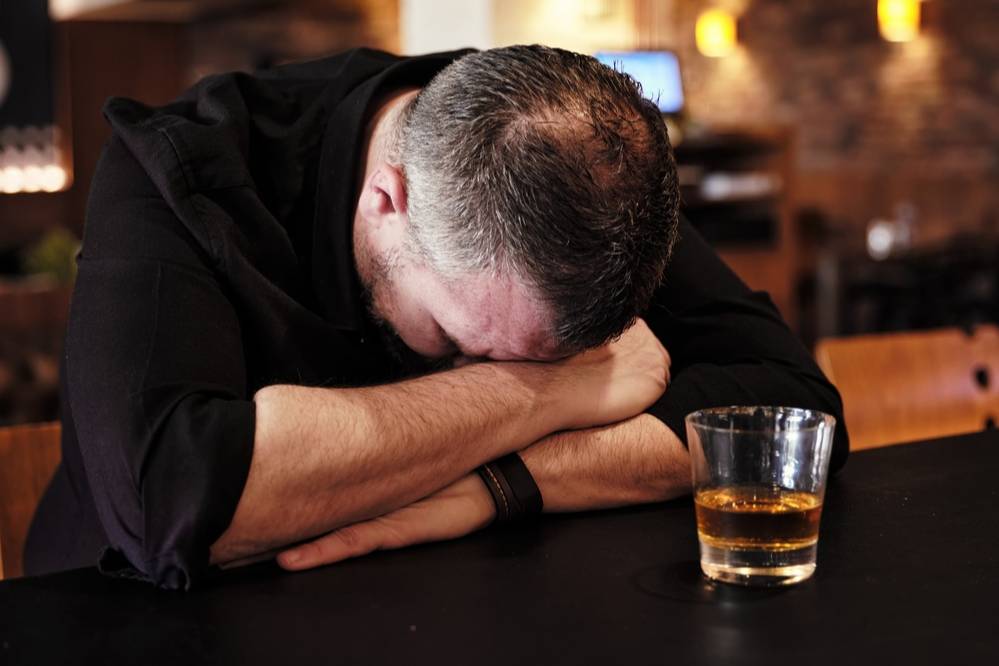 Алкогольные психозы наступают: Россияне всё чаще попадают в клиники с &laquo;белой горячкой&raquo;