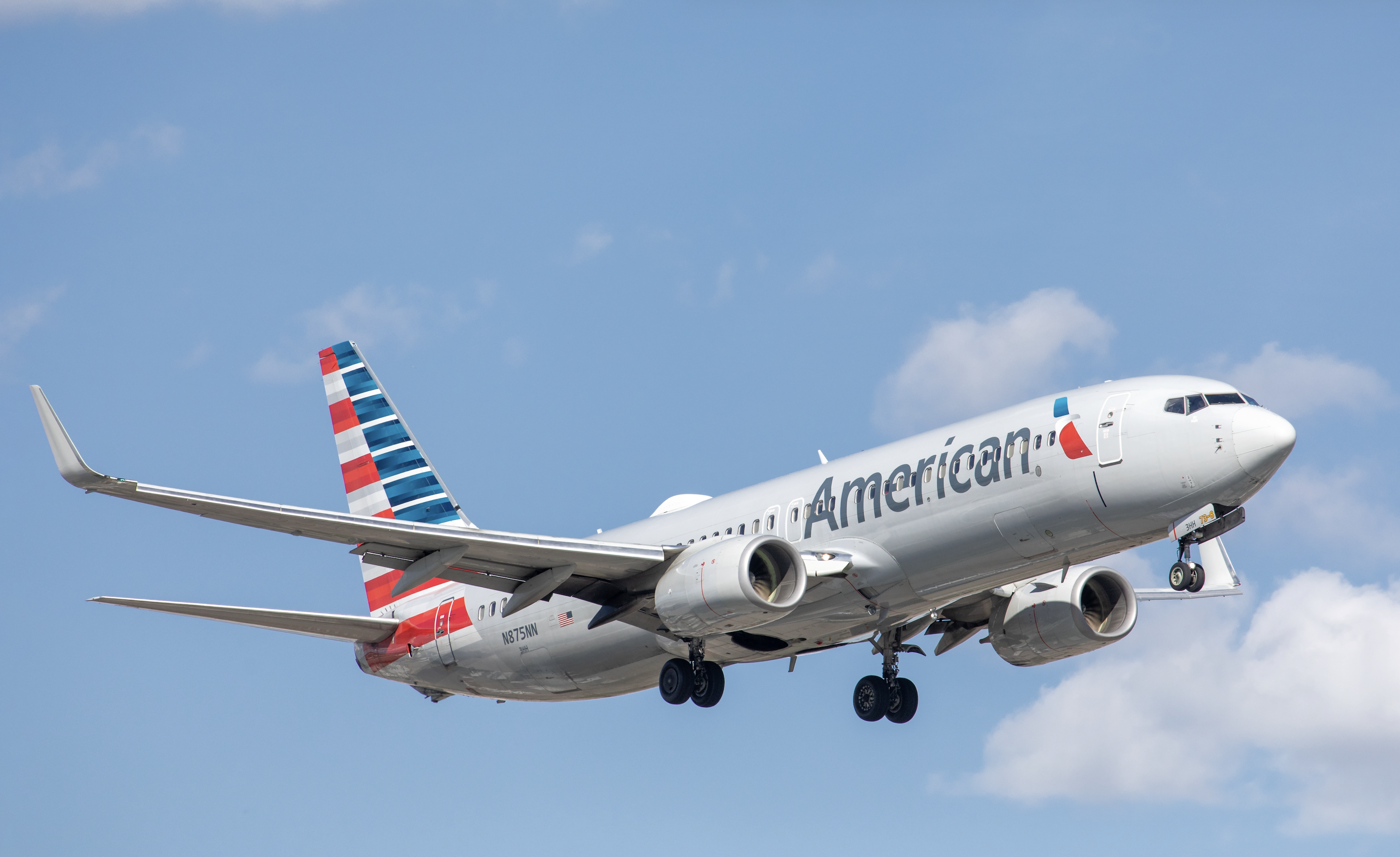Самолёт American Airlines обстреляли при посадке в Колумбии