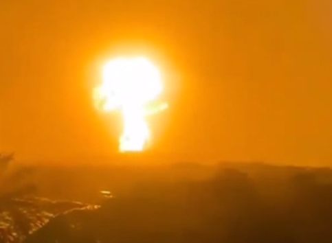 Очевидцы сняли гигантский огненный столб после извержения вулкана в Колумбии