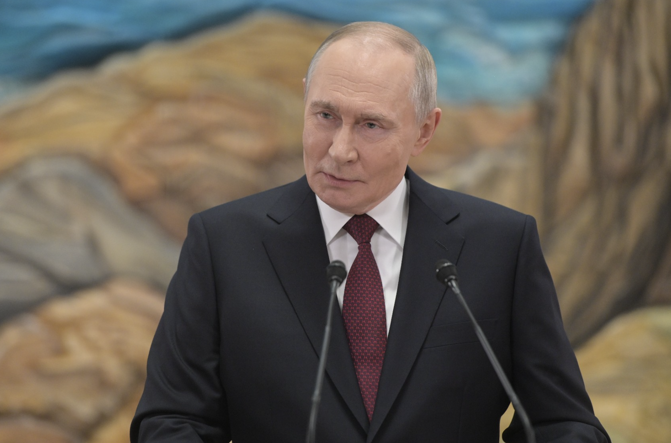 Путин поручил рассмотреть продление выплат пособия по уходу за ребёнком до 3 лет