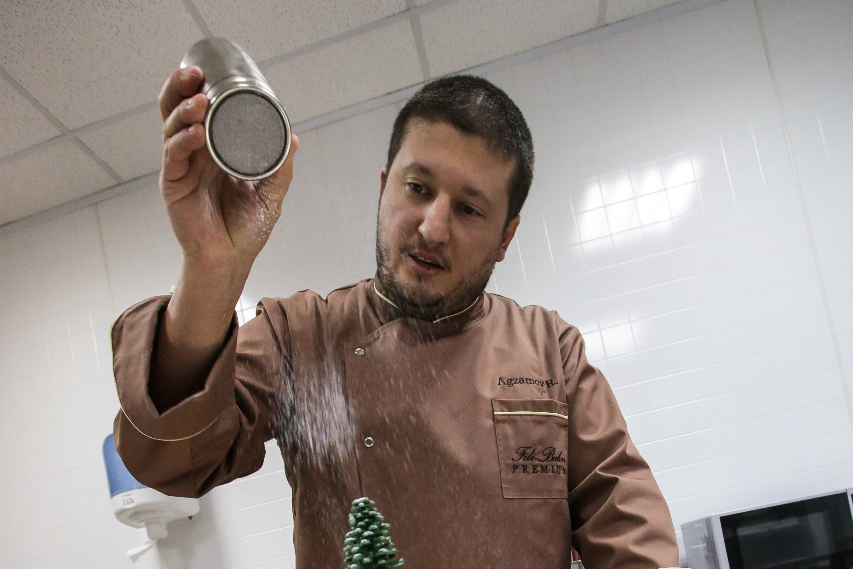 Звёздного кондитера Агзамова уличили в связи с его заместителем после развода