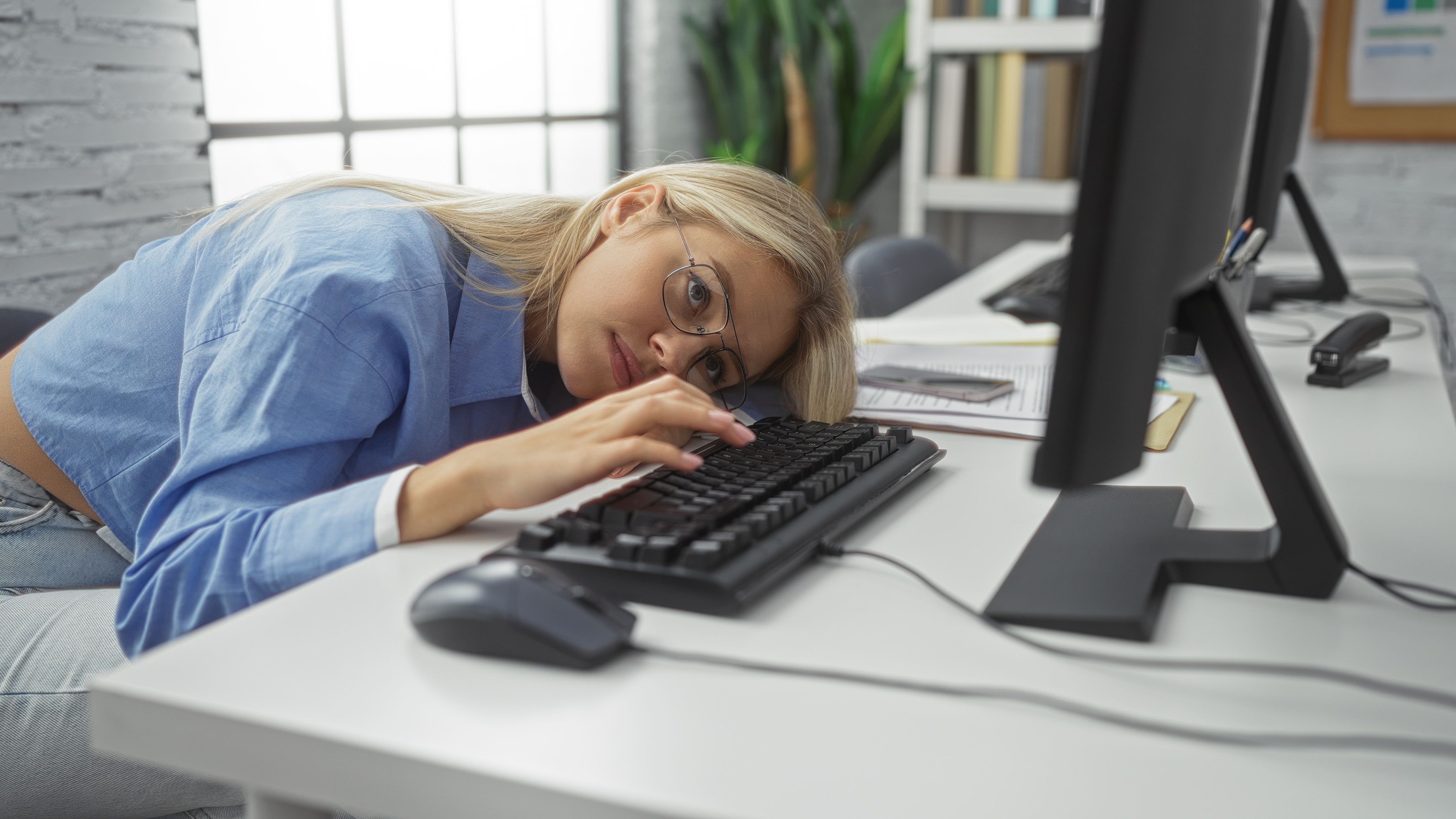 Психолог объяснил, почему лентяи зачастую успешнее трудоголиков