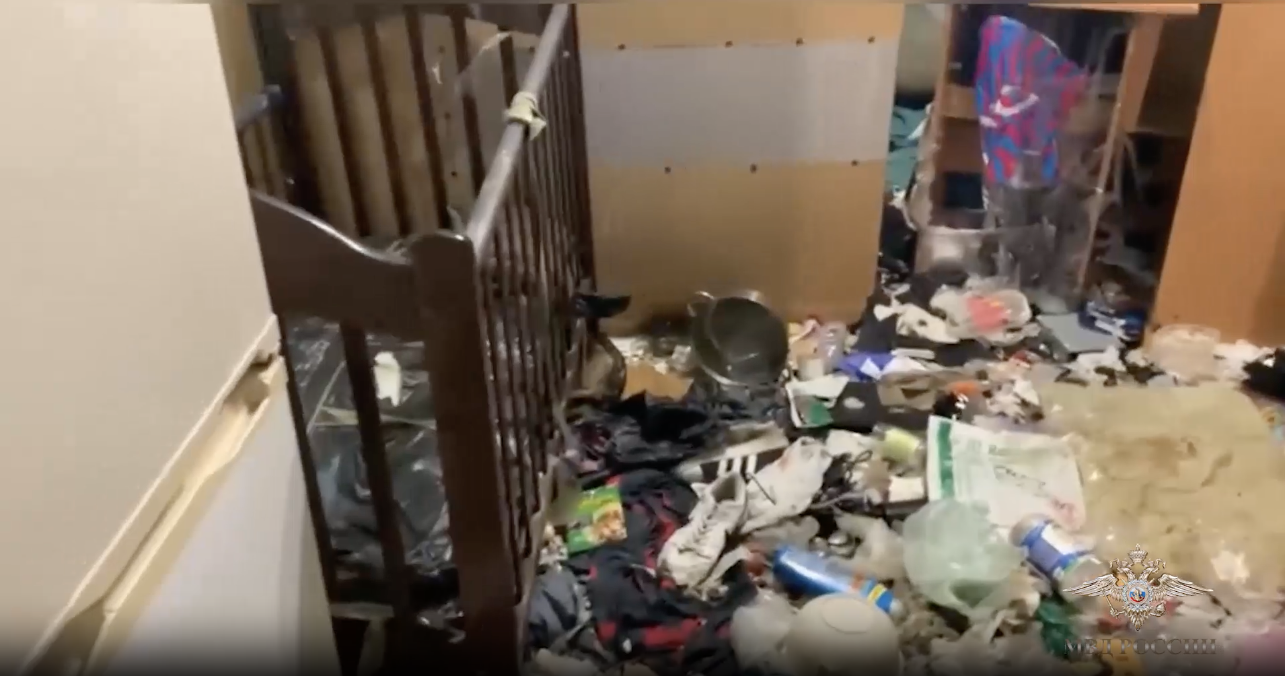 Мать бросила и ушла: Истощённый малыш несколько дней ждал помощи в заваленной мусором квартире
