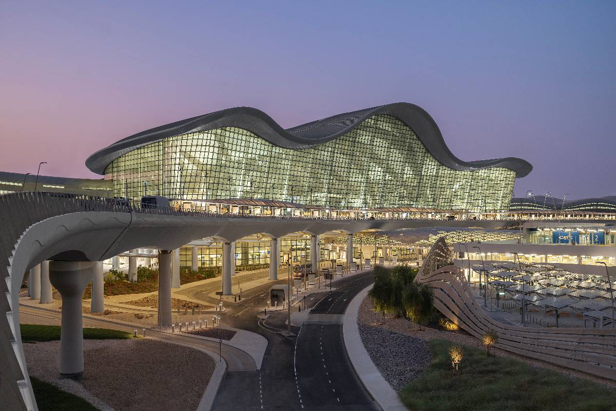 В аэропорту Абу-Даби из-за атаки дрона погиб один человек, семеро пострадали