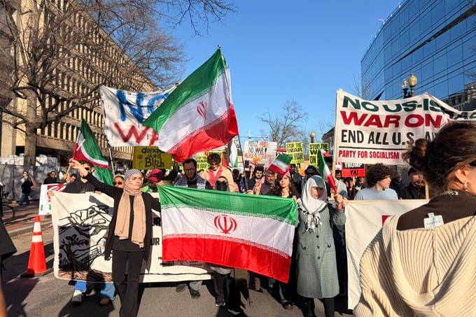 В Лондоне и Нью-Йорке идут протесты в поддержку Ирана