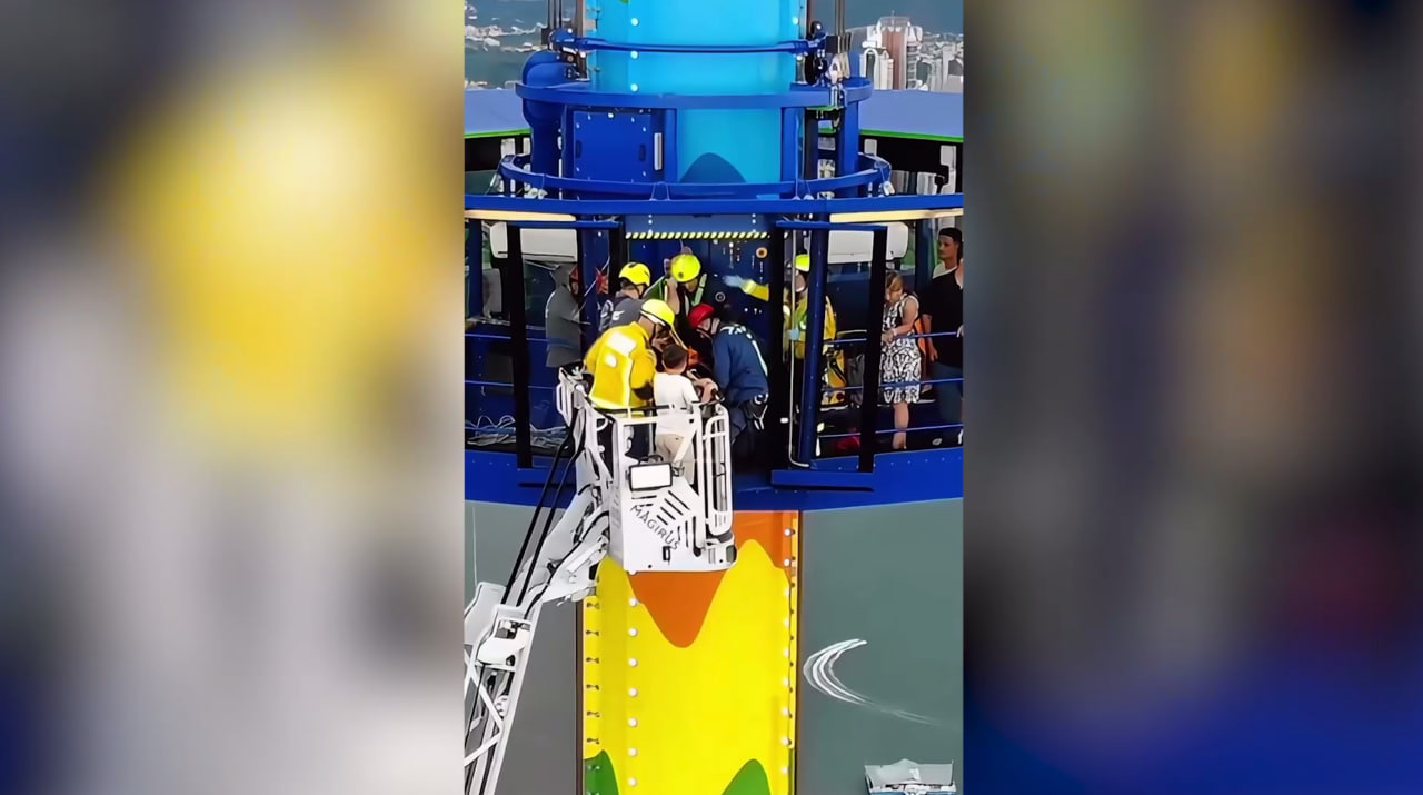 В Бразилии туристы провели два часа на высоте 60 метров из-за поломки аттракциона