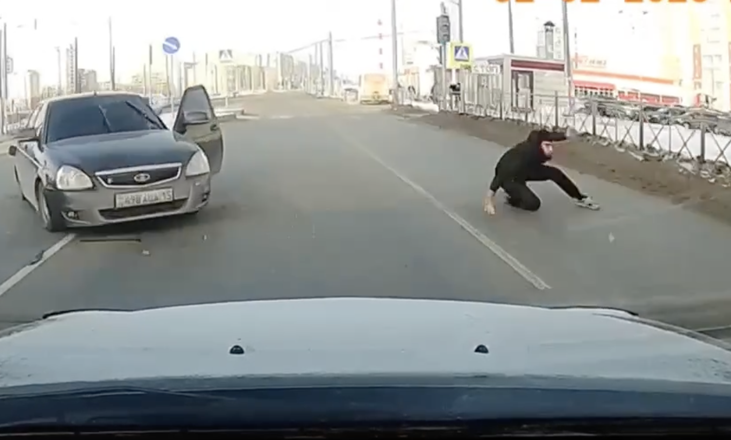 Омский &laquo;ниндзя&raquo; катапультировался из машины прямо на трассе и попал на видео