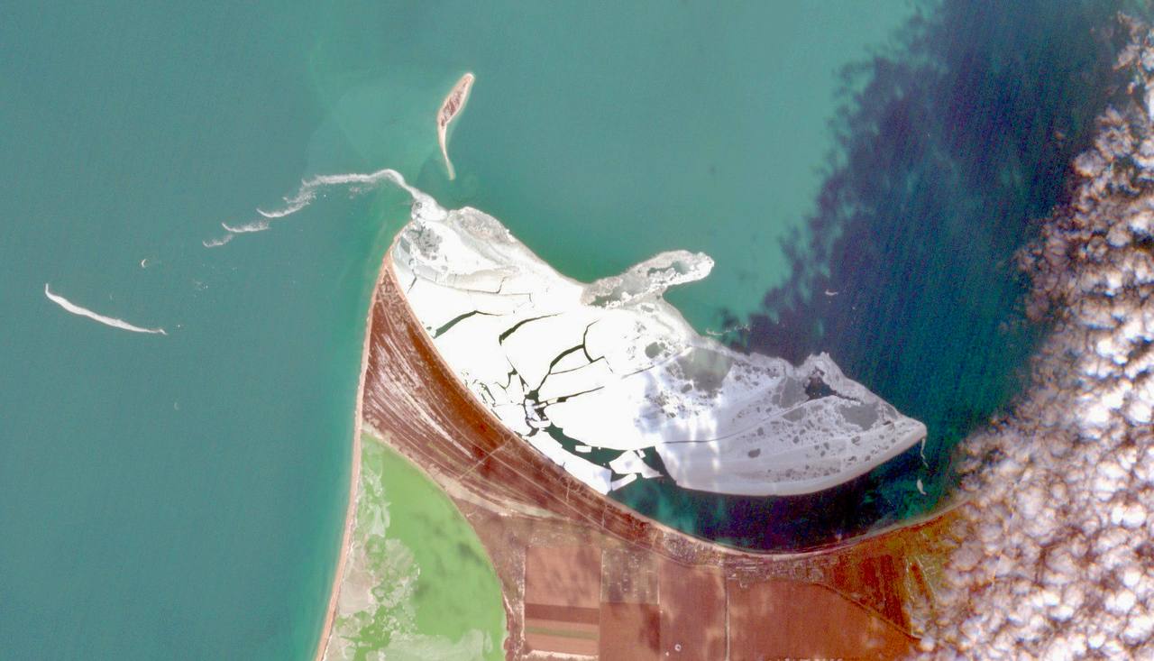 В Чёрном море у берегов Крыма обнаружили дрейфующий &laquo;айсберг&raquo;