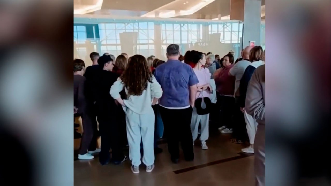 В Красноярске около сотни россиян не могут улететь во Вьетнам уже более суток