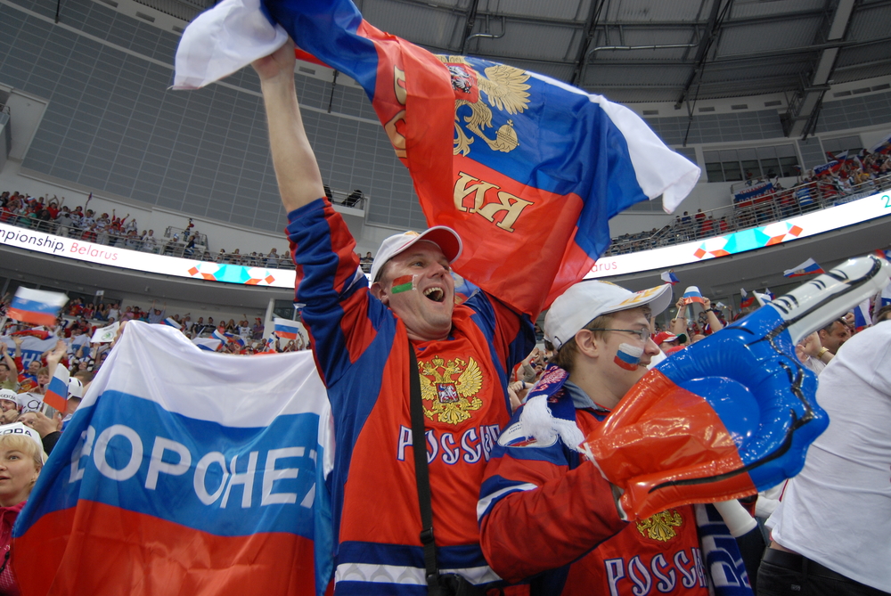 Во время хоккейного матча между США и Чехией на ОИ-2026 вывесили флаг России
