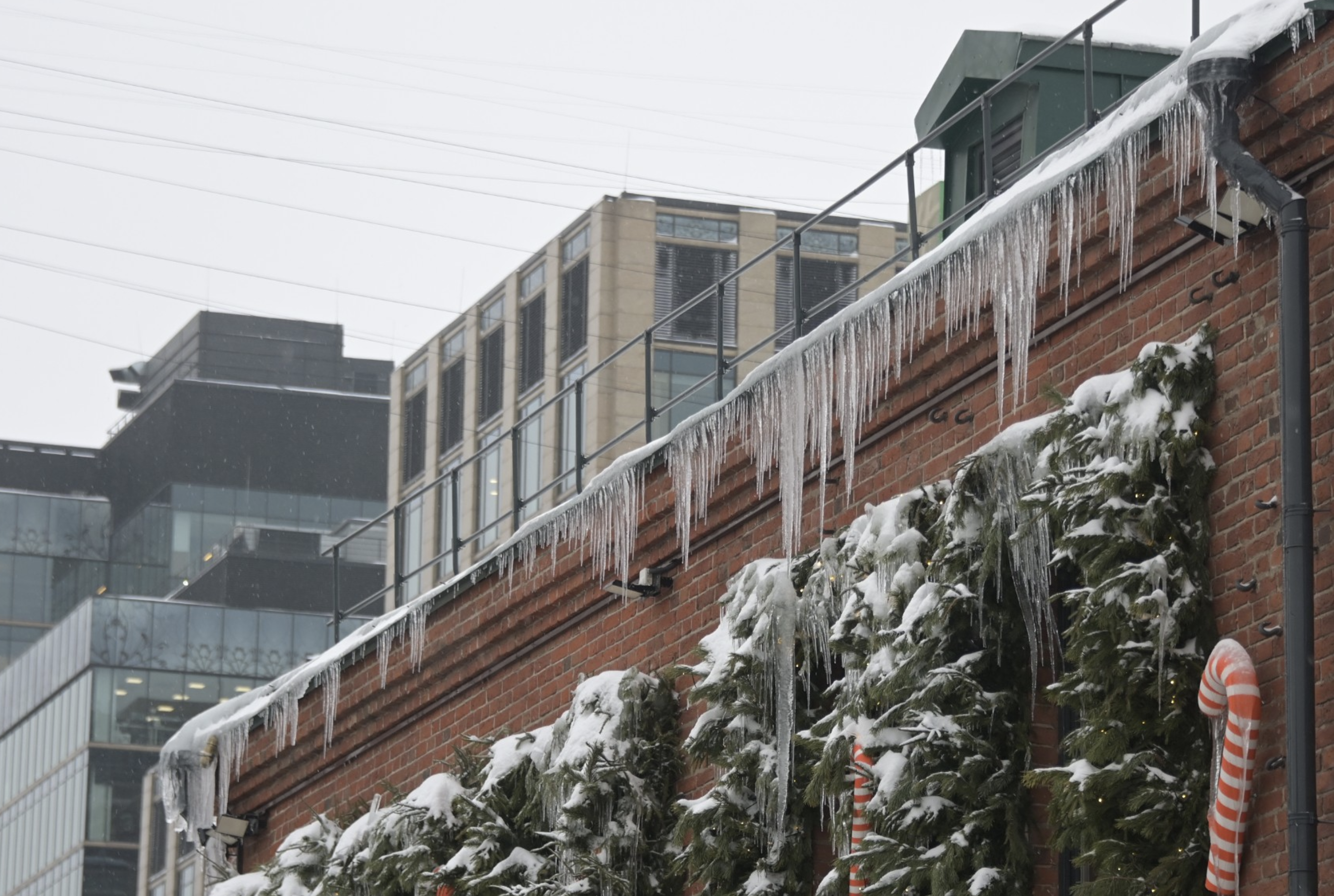 В Кирове глыба снега упала с крыши на голову 11-летней девочки