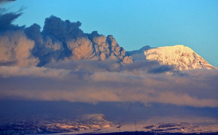 Вулкан Шивелуч произвёл мощный пепловый выброс на 10,5 км