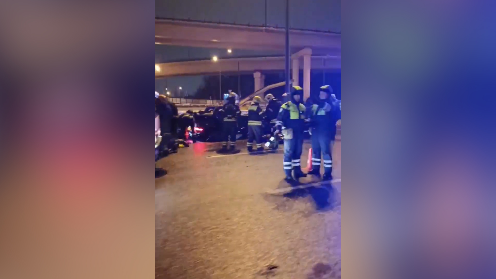 Два человека погибли при падении Mercedes с моста на МКАД