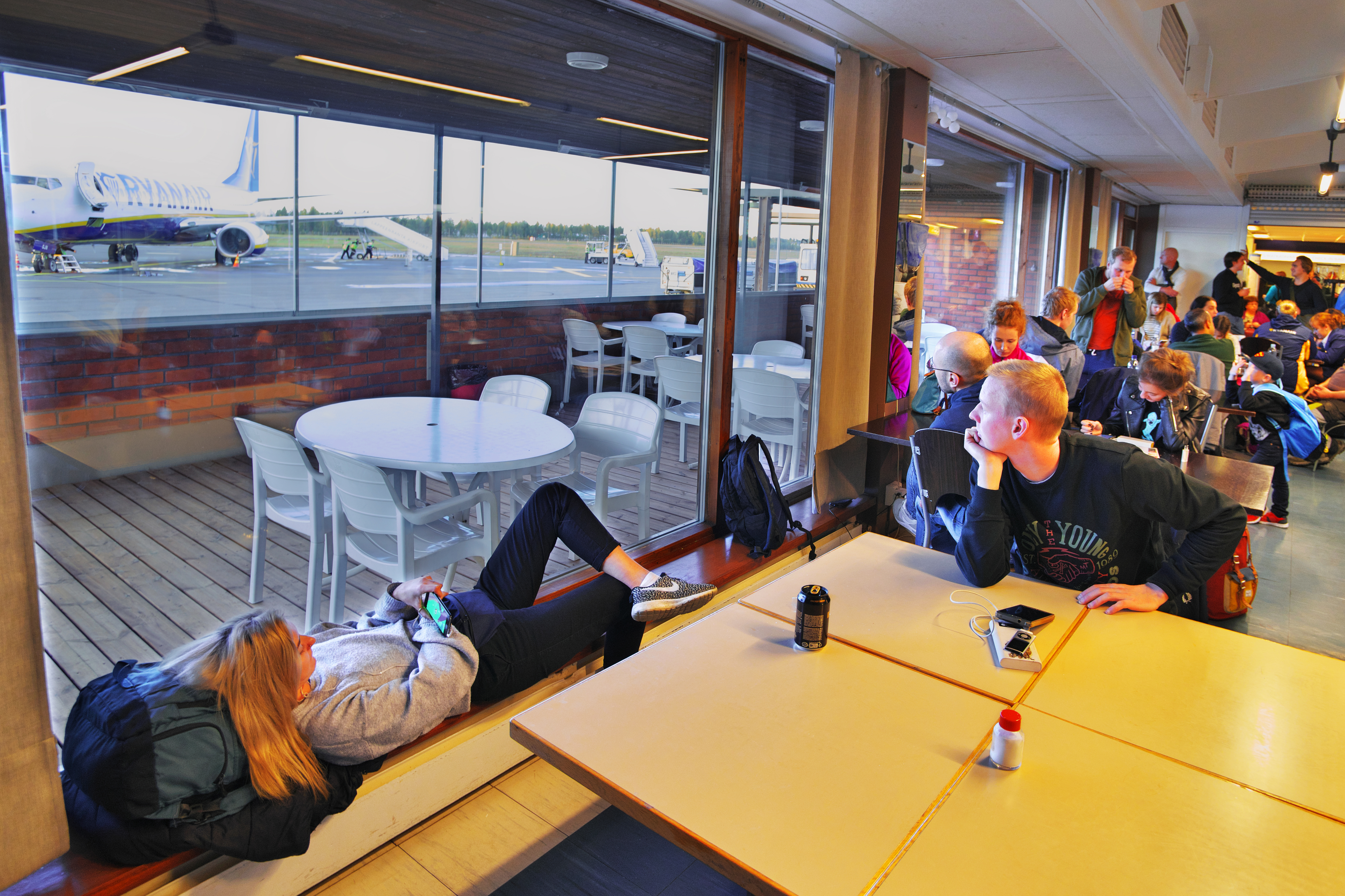 Спят на тележках и в отсеках автобусов: Сотни россиян сутки не могут улететь из аэропорта Пхукета