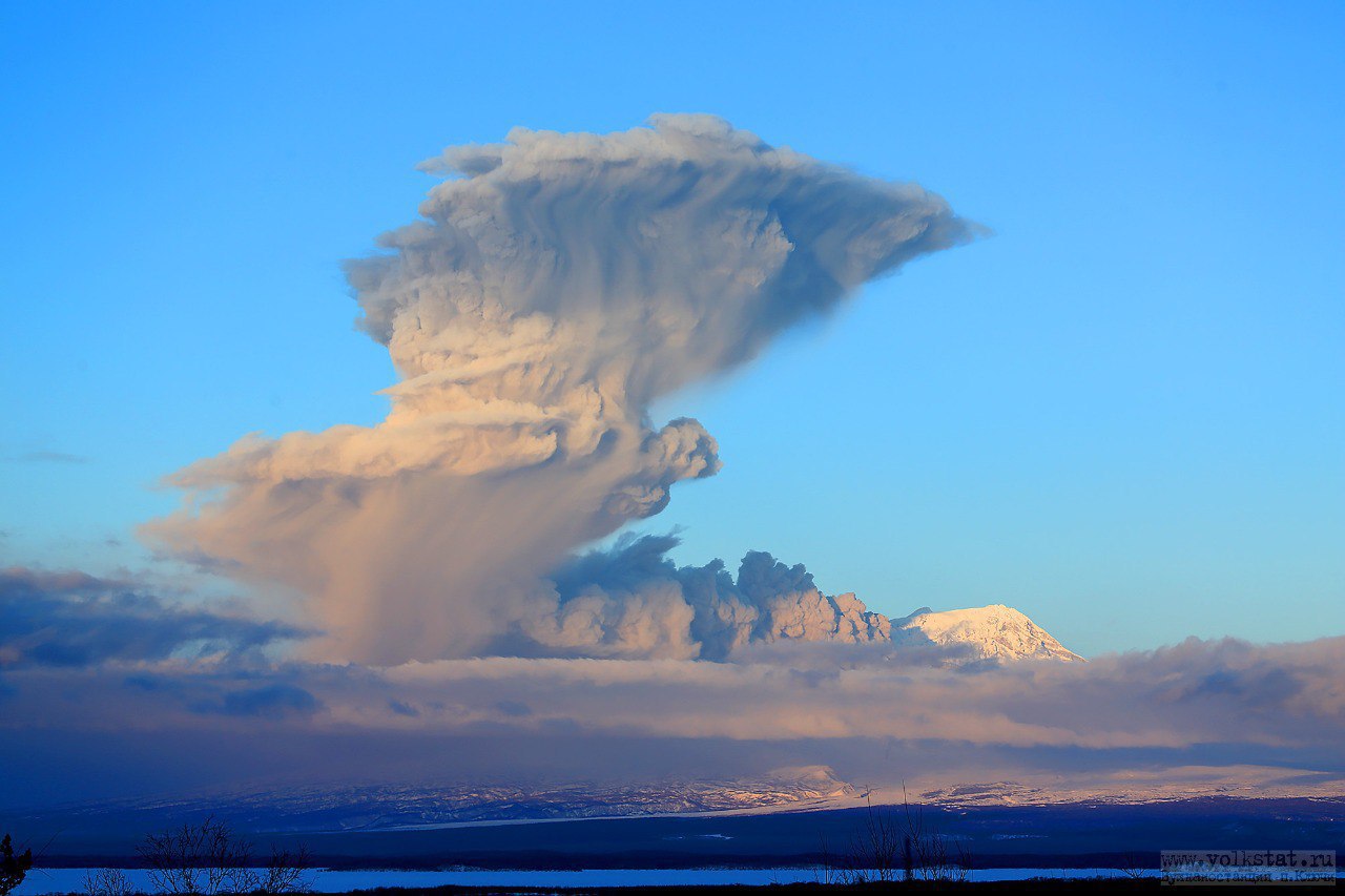 Вулкан Шивелуч выбросил столб пепла почти на 12 км